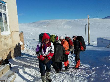 كوهنوردان مهابادي به ياري جذاميان روستاي بصري گرفتار دربرف شتافتند