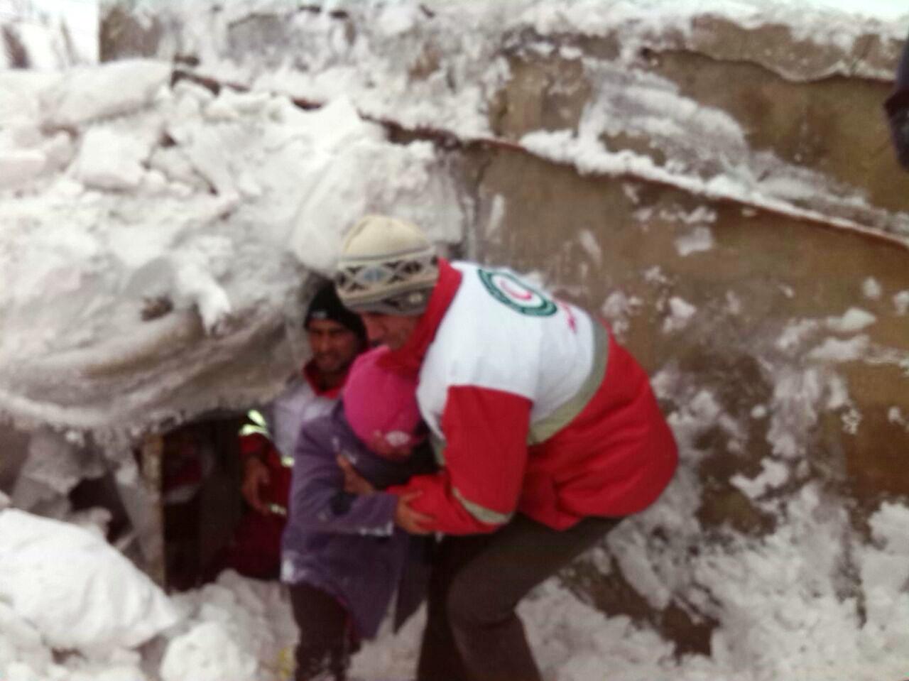 نجات جان اعضاي  يك خانواده در شهرستان چاراويماق از برف و كولاك