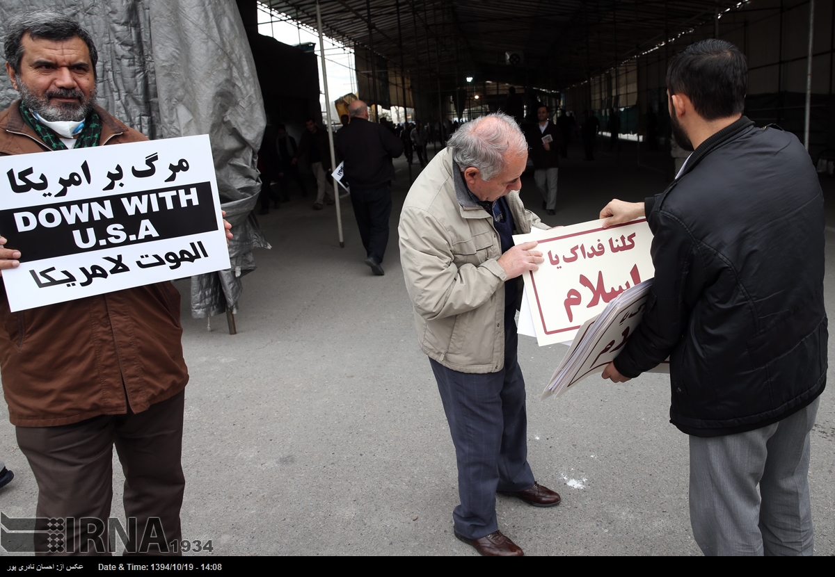 Tehrani worshipers protests condemning the execution of Sheikh Nimr