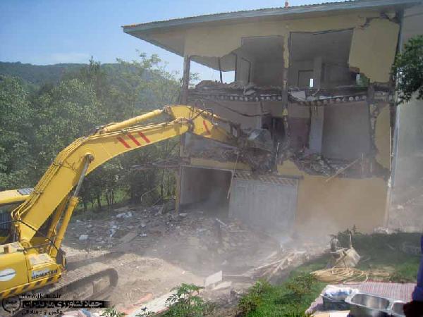تخريب 60هزار متر ساخت وسازهاي غيرقانوني درزمين هاي كشاورزي آمل