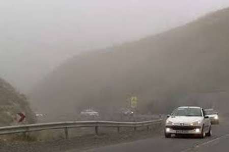 مه غلیظ تردد خودروها را در گردنه های خراسان شمالی كند كرده است
