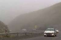 مه غلیظ تردد خودروها را در گردنه های خراسان شمالی كند كرده است