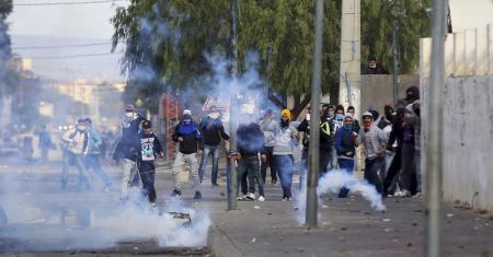 كشته شدن يك نيروي پليس تونس در درگيري با معترضان