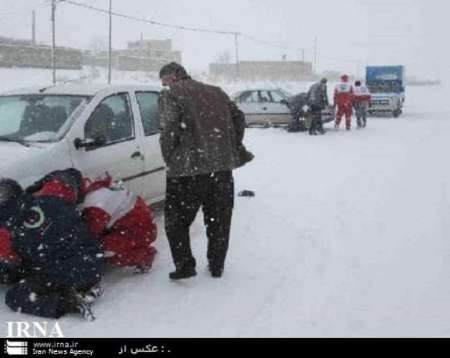 امدادرسانی هلال احمر خراسان رضوی به 70 خودروی گرفتار در برف