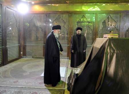 Supreme Leader pays tribute to Founder of Islamic Republic Supreme Leader pays tribute to Founder of Islamic Republic
