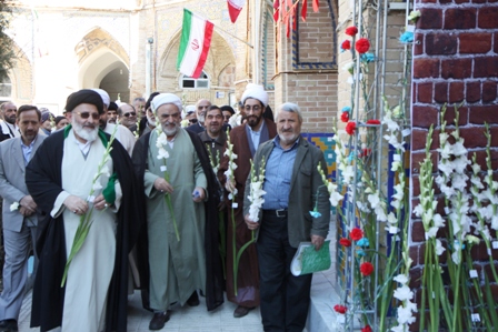 حجره طلبگی امام  در اراك گلباران شد