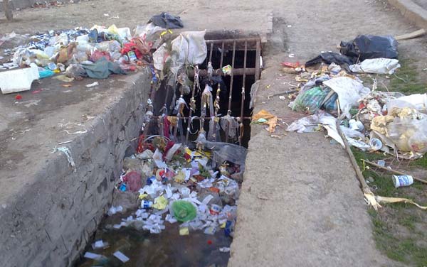 مهم‌ترین عامل آب گرفتگی ریختن زباله در نهرها و جوی‌ها است