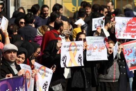 حامیان حیوانات در مشهد در اعتراض به حیوان آزاری تجمع كردند