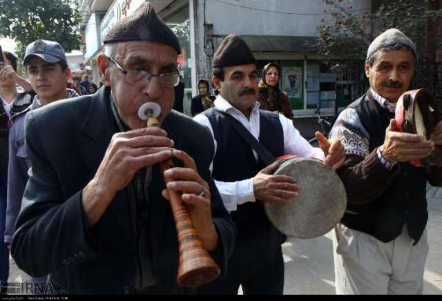 نواي خوش موسيقي محلي در انتظار گردشگران نوروزي نواي خوش موسيقي محلي در انتظار گردشگران نوروزي
