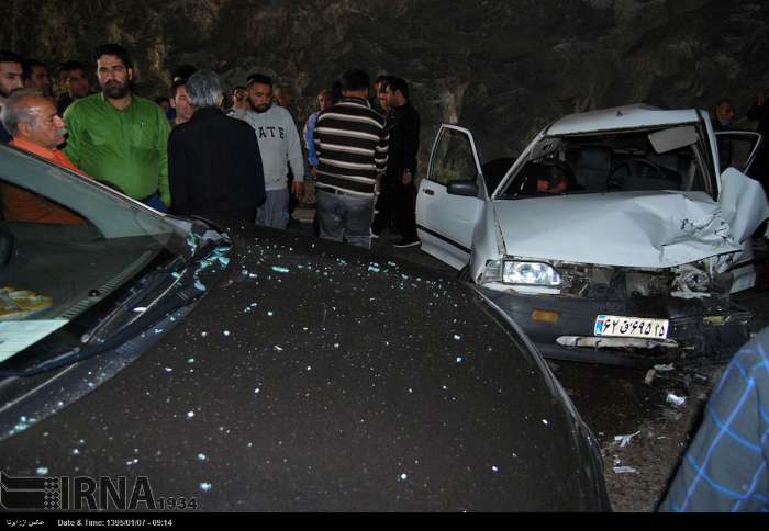 تصادف زنجیره‌ای تونل گردنه رخ محور شهرکرد - اصفهان خسارت جانی نداشت