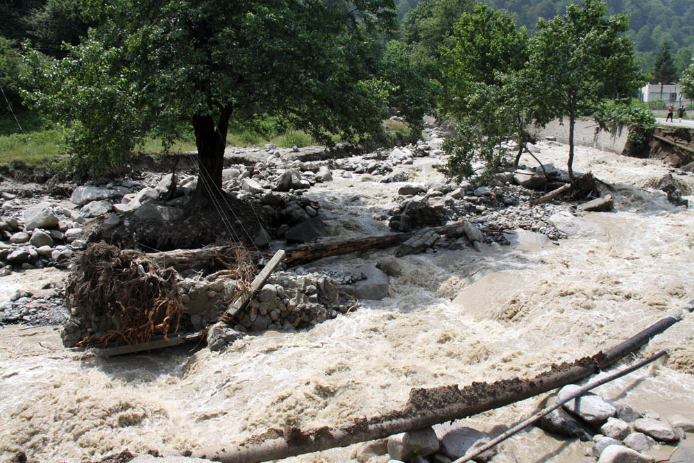 طغيان رودخانه در نور به زمين هاي كشاورزي خسارت زد