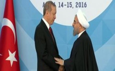 اردوغان يستقبل الرئيس روحاني رسميا حين دخوله الي قاعة المؤتمر اردوغان يستقبل الرئيس روحاني رسميا حين دخوله الي قاعة المؤتمر