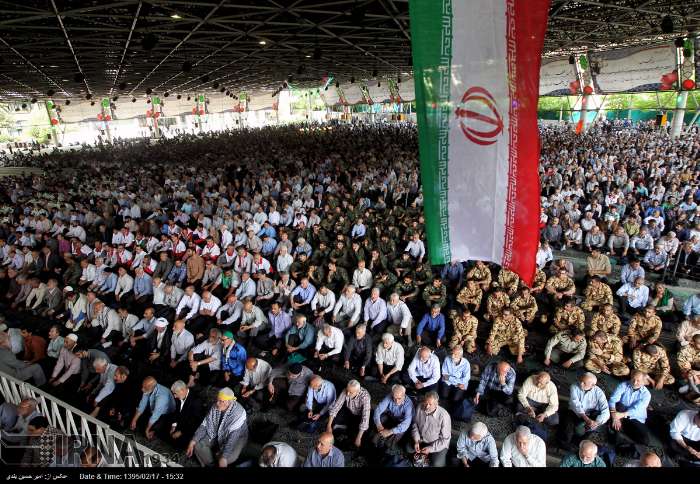 خطیب جمعه تهران: ملت ایران حقوق خود را از حلقوم آمریكا بیرون می كشد