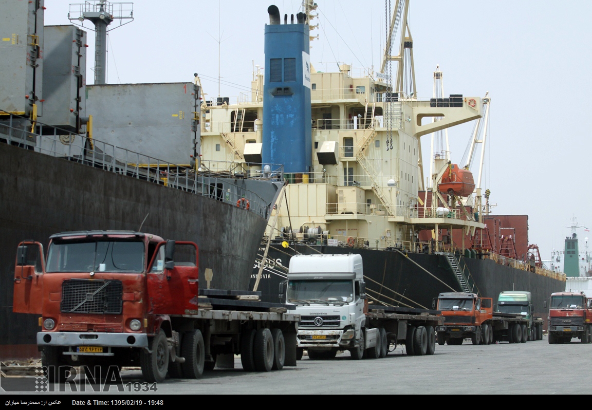 کشتی حامل ۱۰۰ هزار تن گندم در بندر امام خمینی(ره) پهلو گرفت