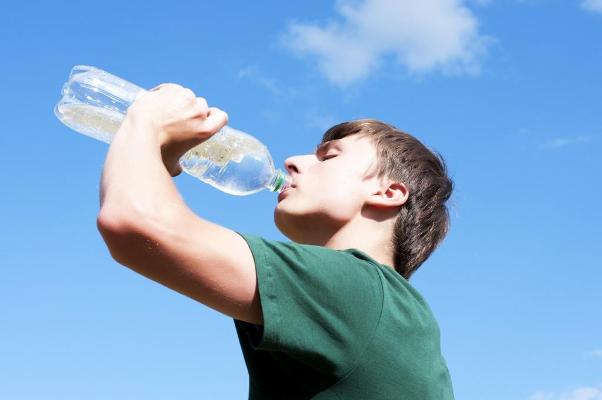 بدون توجه به تشنگي آب بنوشيد/طراوت پوست با نوشيدن آب