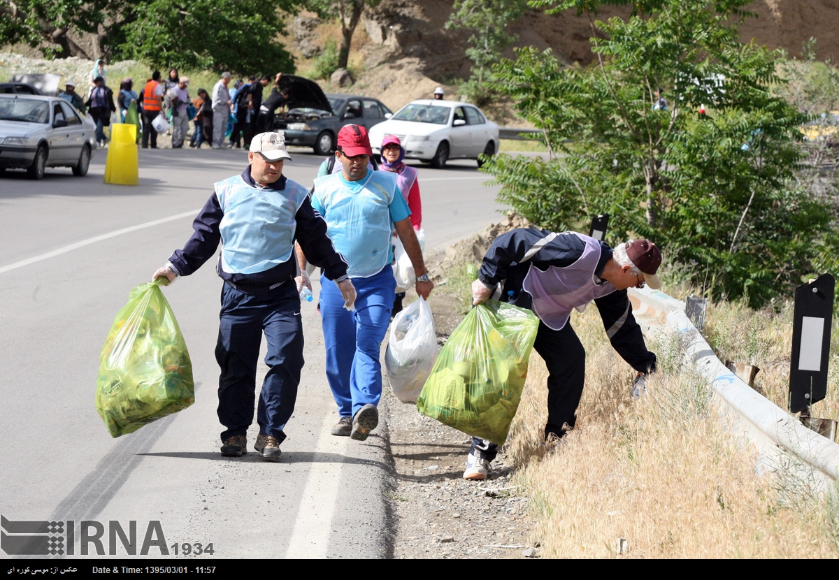 Nature-loving Iranians clean Chalous road