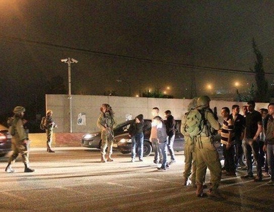 صهيونيست ها 13 جوان فلسطيني را بازداشت كردند