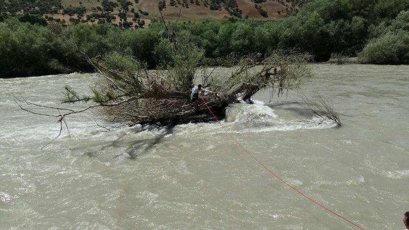 نجات 2 قایقران سردشتی در رودخانه زاب