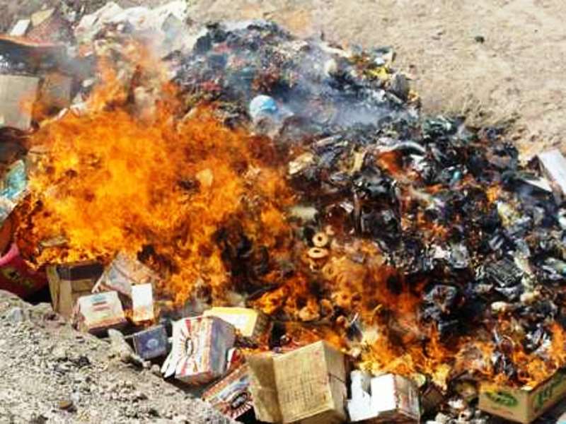پنج تن مواد غذايي فاسد در اسدآباد  دفن بهداشتي شد