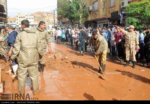 نیروهای تخصصی و امدادی لشکر عملیاتی ۲۳ تکاور ارتش به کمک سیل زدگان طالقان شتافتند