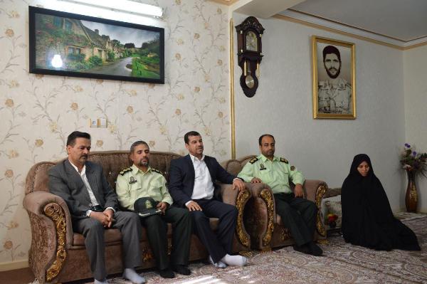 ديدار مسئولان گنبدي با خانواده شهداي مبارزه با مواد مخدر ديدار مسئولان گنبدي با خانواده شهداي مبارزه با مواد مخدر