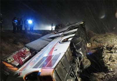 واژگوني اتوبوس در اتوبان كاشان - نطنز با 36 مصدوم