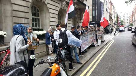 تجمع اعتراضی به سلب تابعیت رهبر شیعیان بحرین در برابر سفارت عربستان در لندن