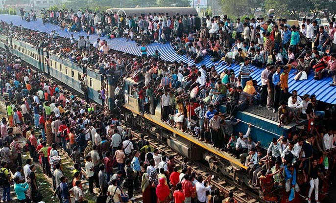 استقبال بنگلادشی ها از عید فطر/ ازدحام ایستگاههای قطار