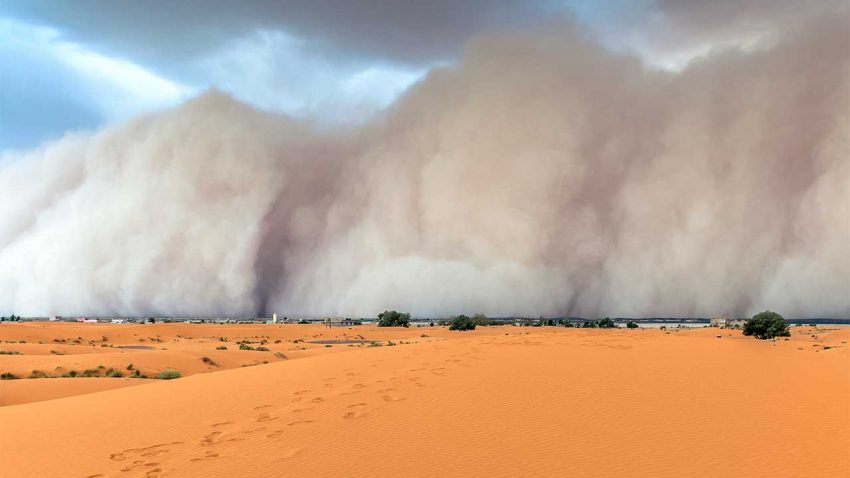 الكتریسیته ساكن موجب تشدید توفان شن در بیابان می شود