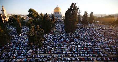 هزاران فلسطيني نماز جمعه را در مسجدالاقصي به جاي آوردند