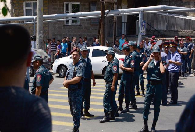 مردان مسلح در ارمنستان پس از 16روز تسلیم شدند مردان مسلح در ارمنستان پس از 16روز تسلیم شدند