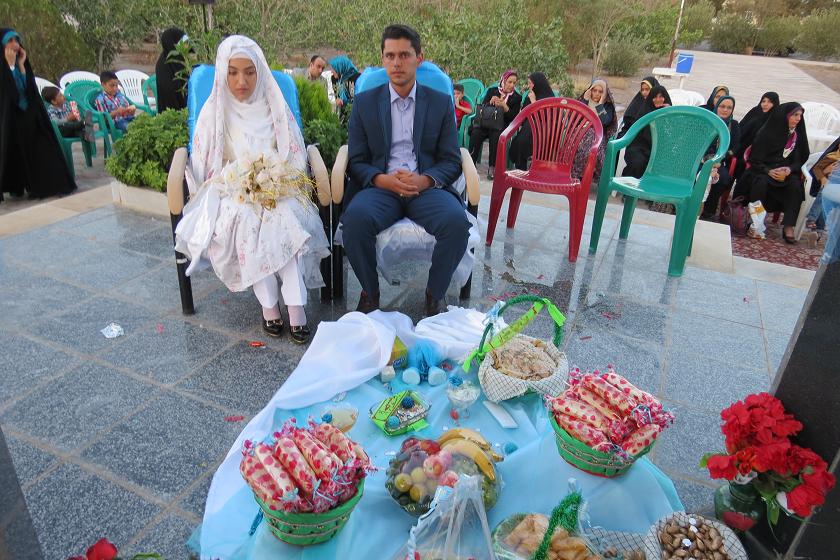 زوج ناييني زندگي مشترك خود را در كنار مزار شهداي گمنام آغاز كردند