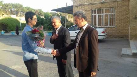 دانش آموزان رتبه برتر مسابقات ادبي كشور در مهريز تجليل شدند