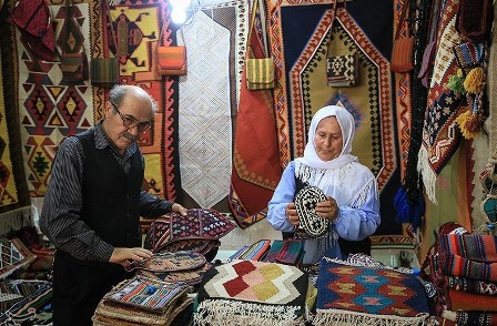 نمايشگاه توانمندي هاي بانوان  محلاتي گشايش يافت