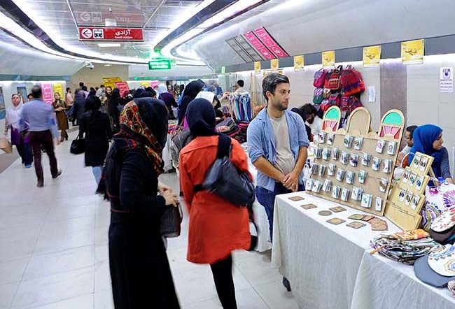 برگزاري جشنواره عروسك و زيورآلات زنان سرپرست خانوار در زيرگذر ايستگاه مترو تئاتر شهر