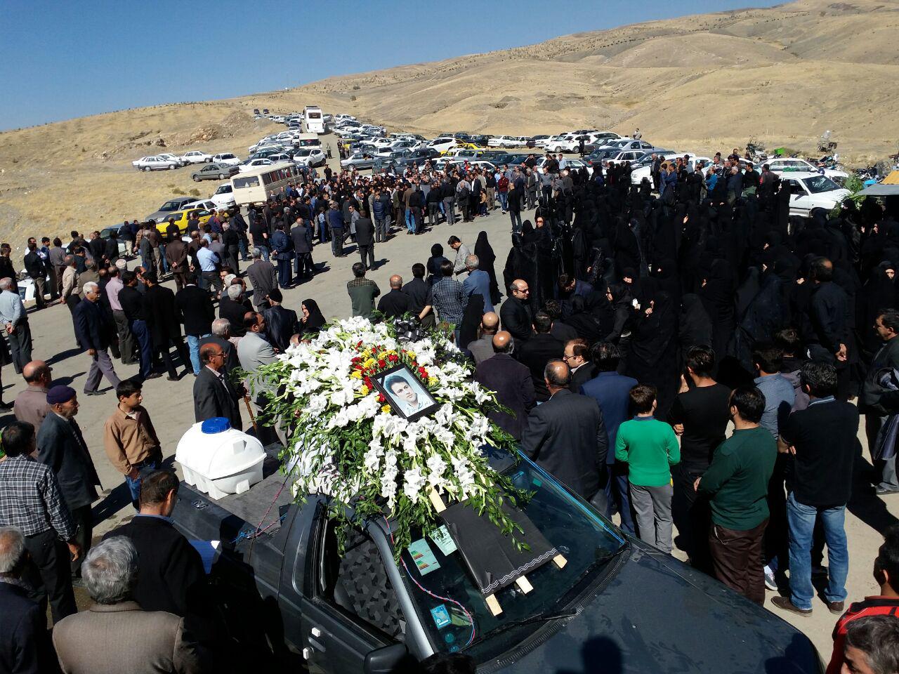 پیكر محمد رضا رستمی خبرنگار فقید كشور در اسدآباد همدان آرام گرفت