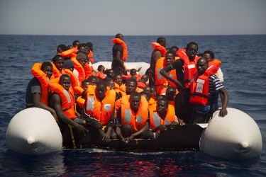 چهار نفر در پی حمله به یك قایق پناهجویان در نزدیكی سواحل لیبی جان باختند