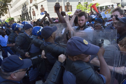 درگیری پلیس با دانشجویان در مقابل پارلمان آفریقای جنوبی