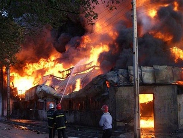 پنج مغازه و انبار مواد شوینده در تهران در آتش سوخت/مهار آتش سوزی بدون مصدومیت