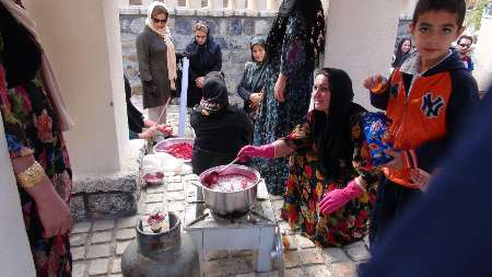 مراسم شكرگزاری برداشت انار در روستای زردویی پاوه برگزار شد