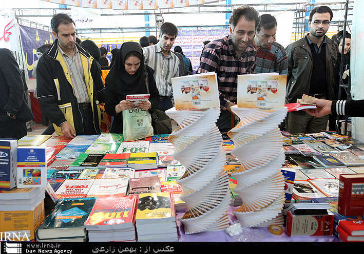 دوازدهمين نمايشگاه سراسري كتاب كرمانشاه گشايش يافت