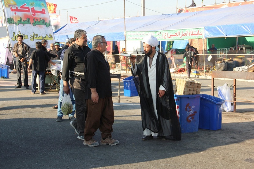 خادمان ابا عبدالله الحسین: برای زنده نگاه داشتن قیام كربلا به زائران خدمت می كنیم