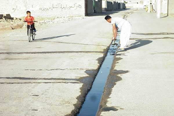 جاري شدن فاضلاب در برخي معابر زابل فاجعه زيست محيطي را رقم مي زند