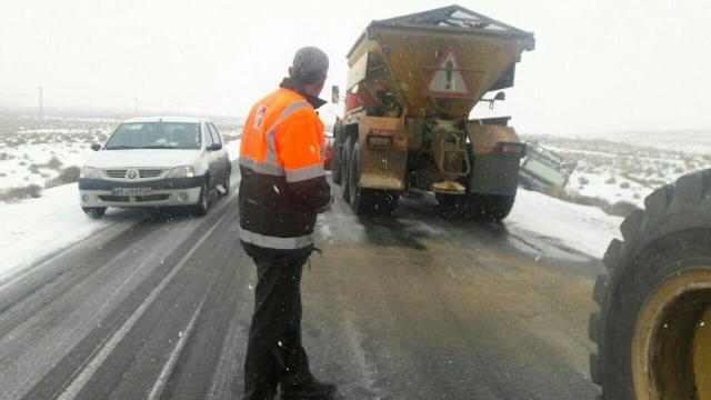 بارش برف برخی مسیرهای كوهستانی استان یزد را بست