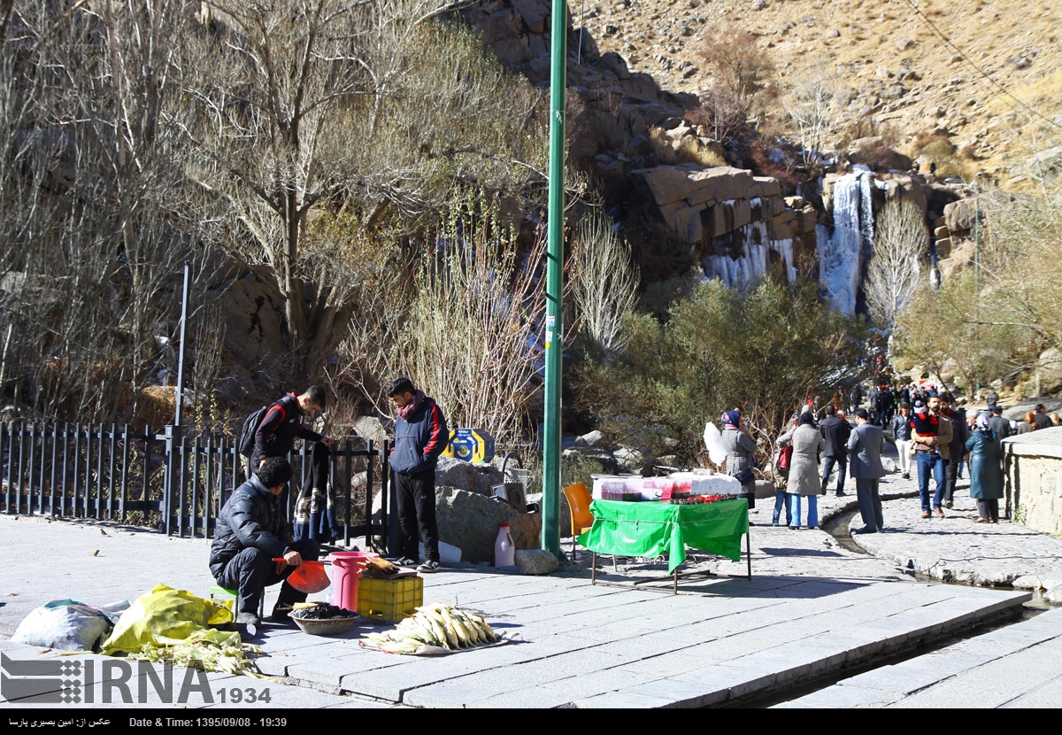 آشفته بازار دستفروشان گنجنامه همدان و لزوم ساماندهی آنها 