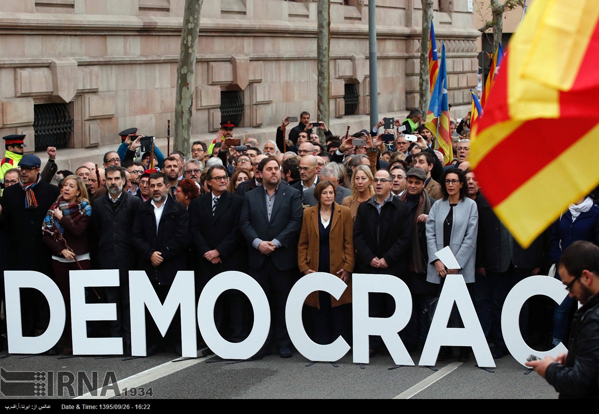 راهپیمایی مقامات کاتالونیا در اعتراض به رای دادگاه قانون اساسی