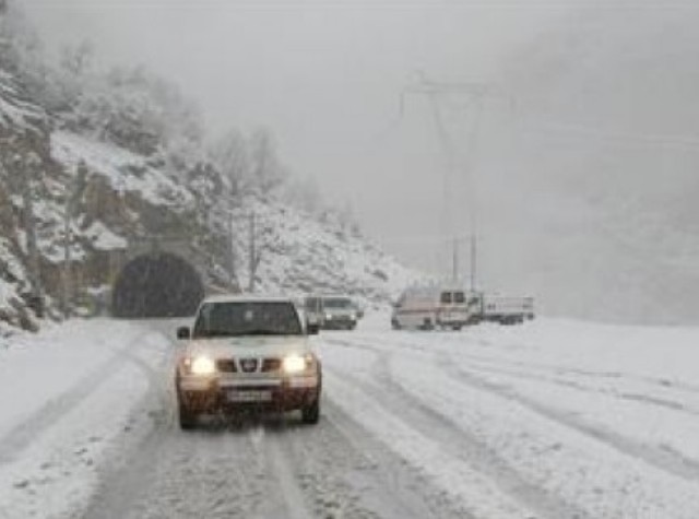 بارش برف تردد خودروها را در گردنه های خراسان شمالی كند كرده است