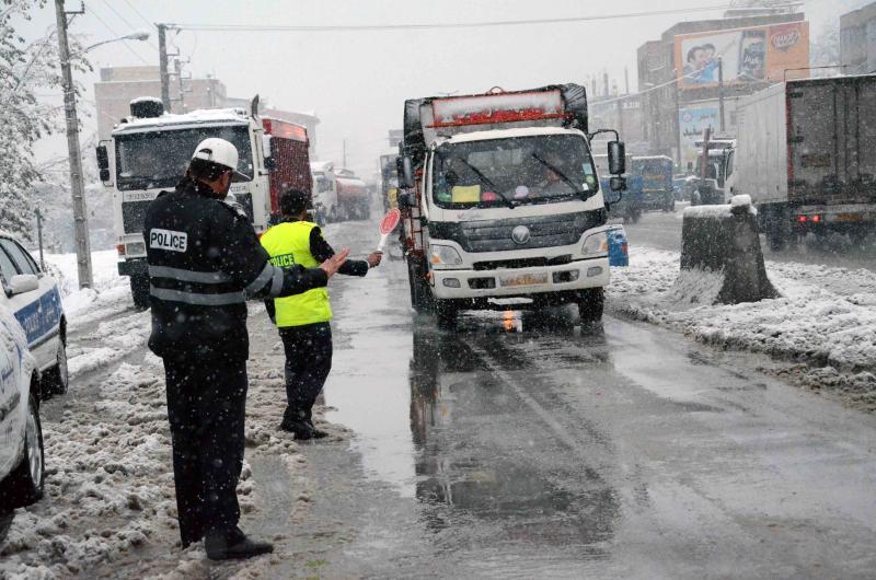 جاده های مازندران لغزنده است/ خودروها به زنجیرچرخ مجهز شوند