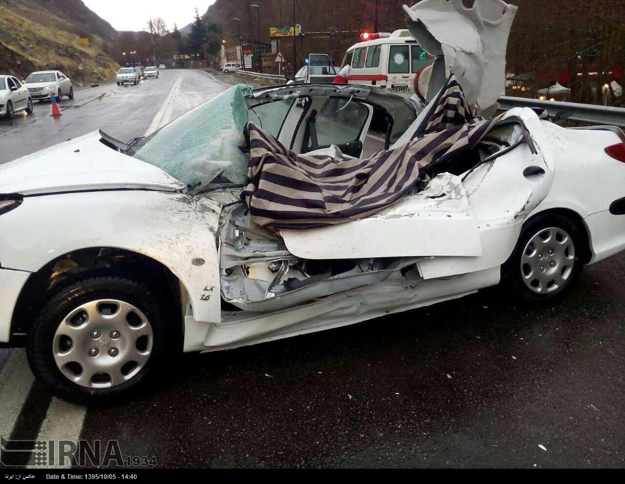 سقوط سنگ روی خودرو سواری در مسیر کندوان حادثه آفرید