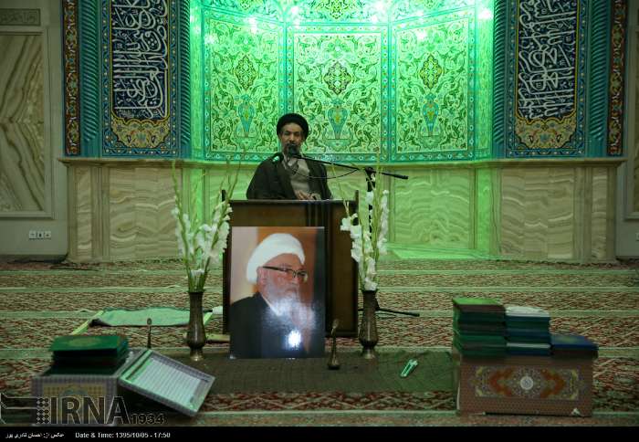 مرحوم آيت الله واعظ زاده شخصيت بي نظير علمي و مذهبي داشت مرحوم آيت الله واعظ زاده شخصيت بي نظير علمي و مذهبي داشت